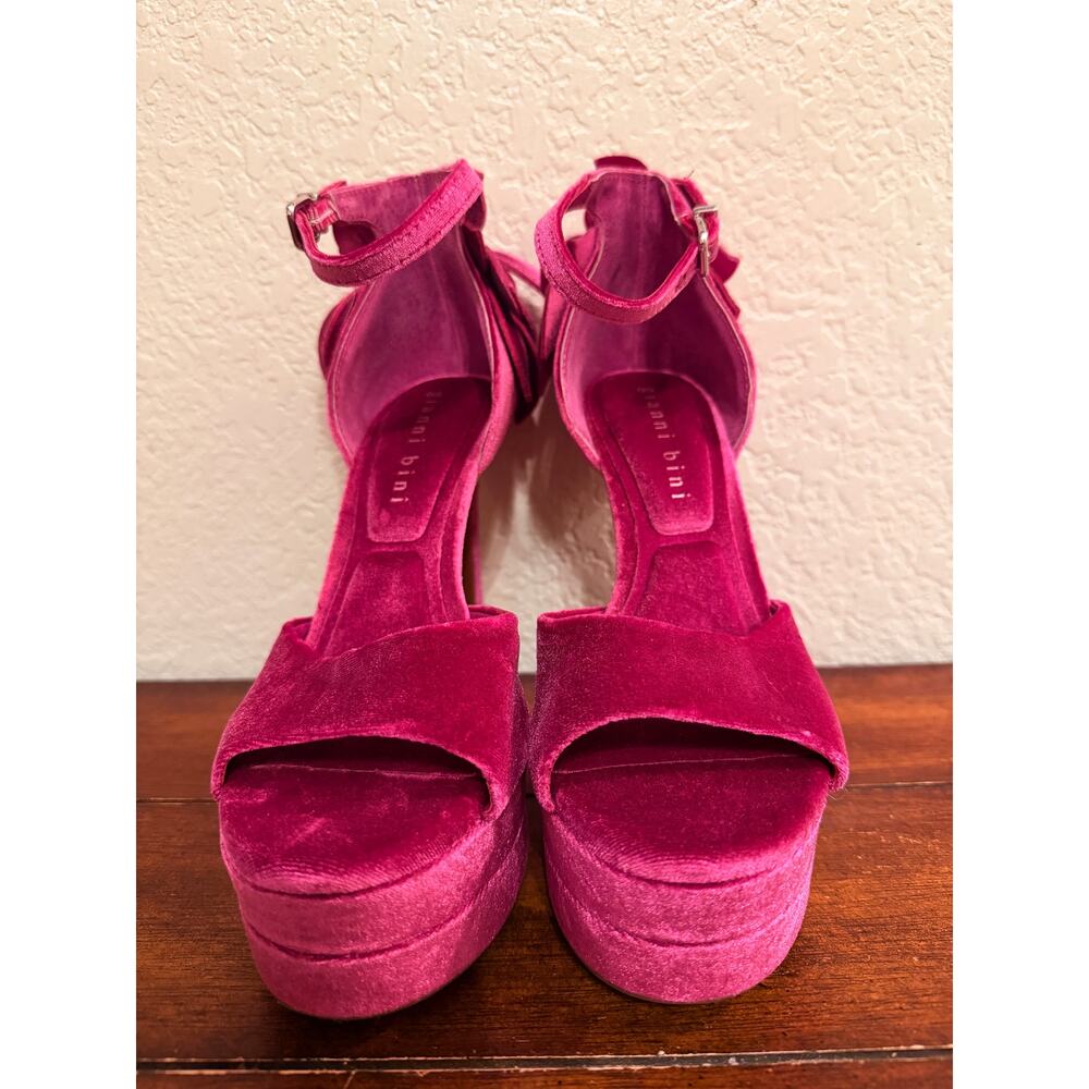 Gianni Bini Dark Magenta Velvet Floral Heels Size 7 NWT - Picture 2 of 6